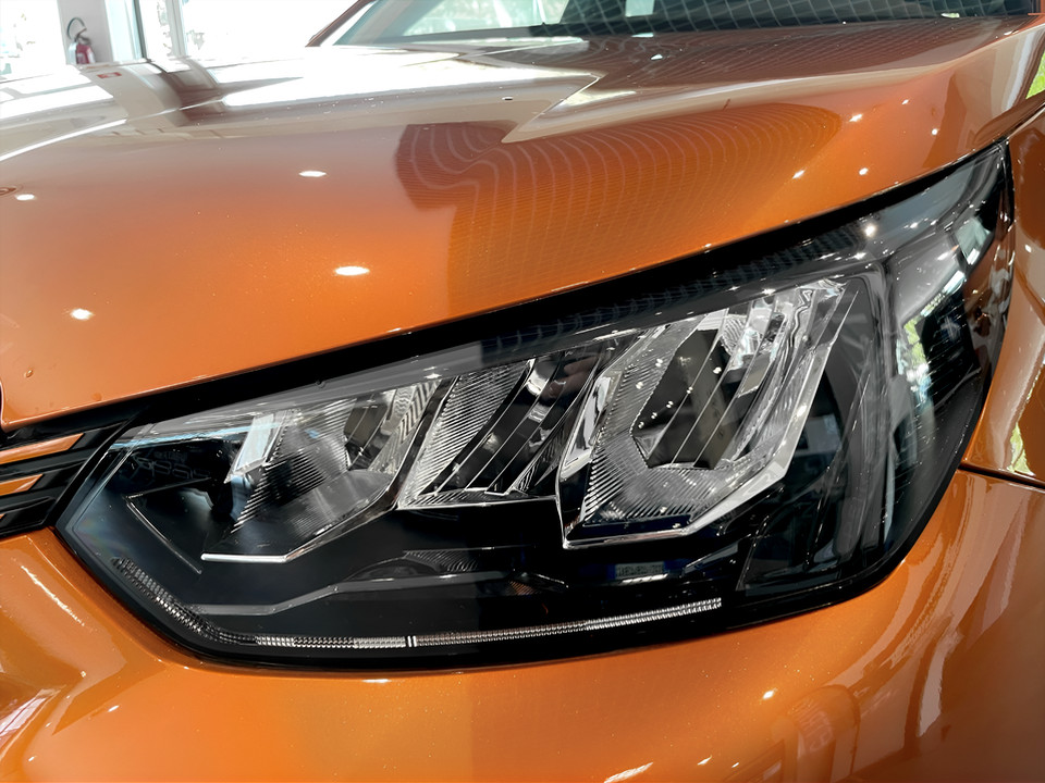 PEUGEOT e-2008 Allure Pack 100kW Elettrico Aziendale - 7