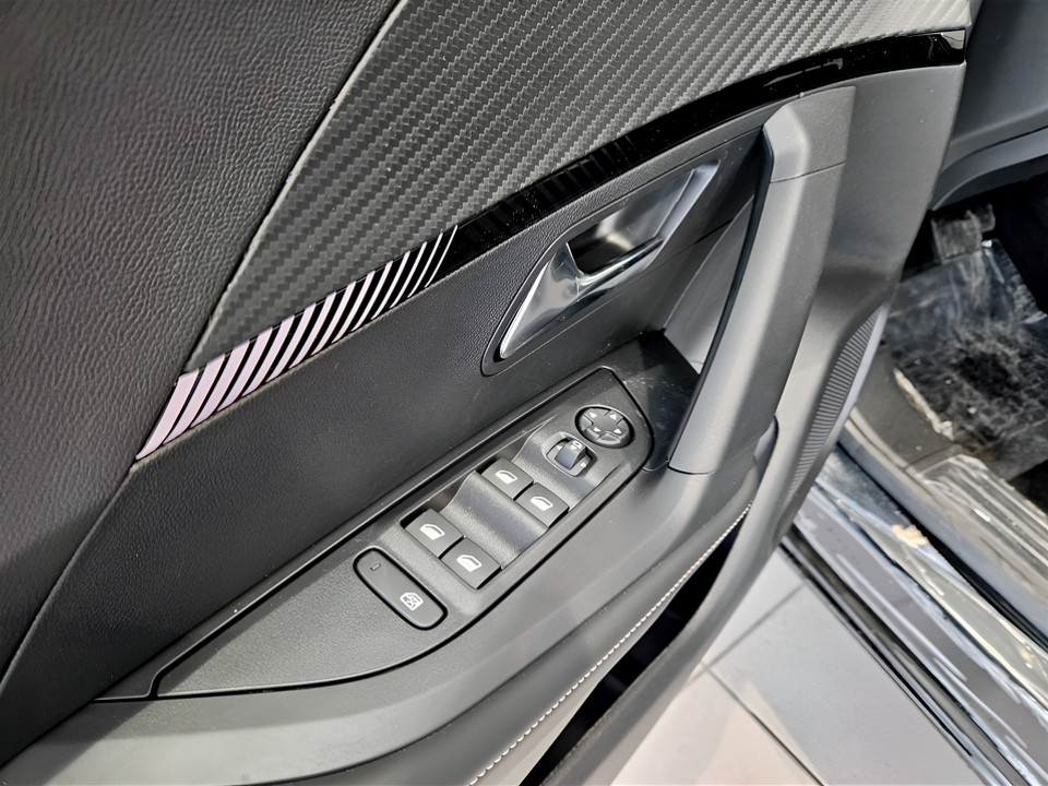 PEUGEOT 2008 Allure Hybrid 136 e-DCS6 Ibrido benzina Aziendale - 12