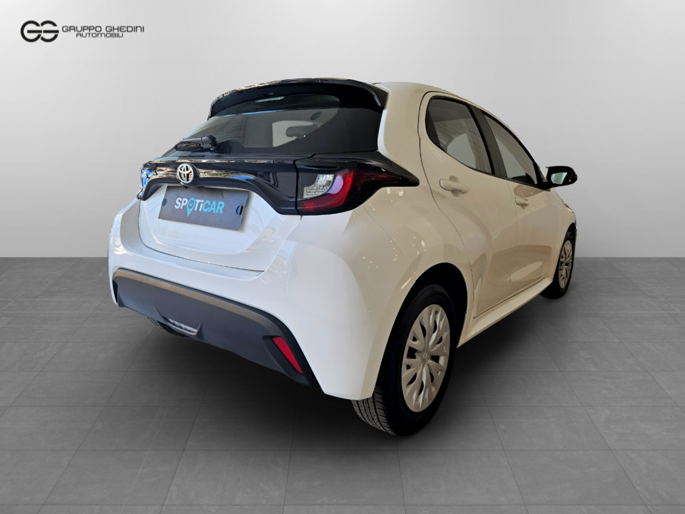 TOYOTA Yaris 1.0 Active Benzina Usato - 2